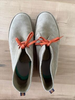 Clarks Men's Light Gray Suede Chukka Boots with Orange Laces